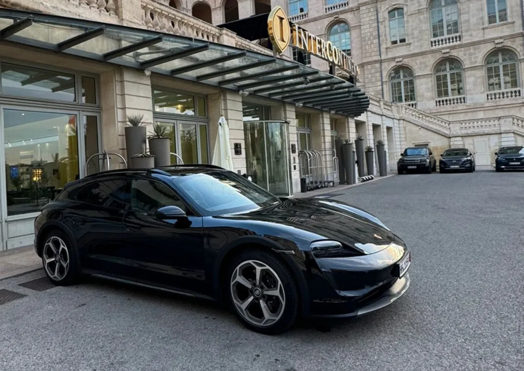 Porsche Taycan avec chauffeur Marseille Transfert VIP_edited