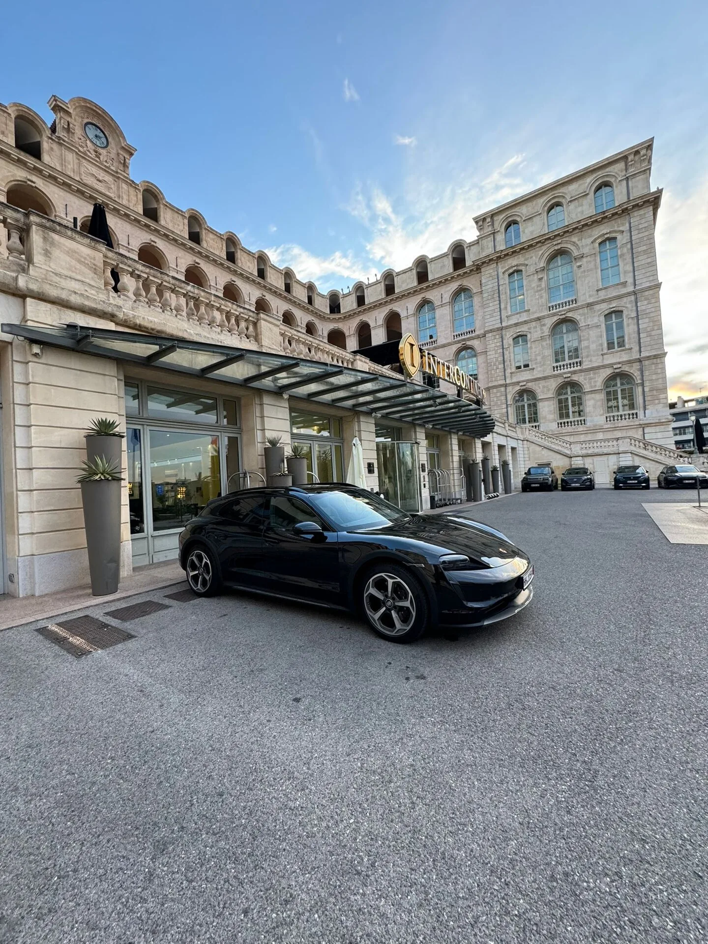 Porsche Taycan avec chauffeur Marseille Transfert VIP