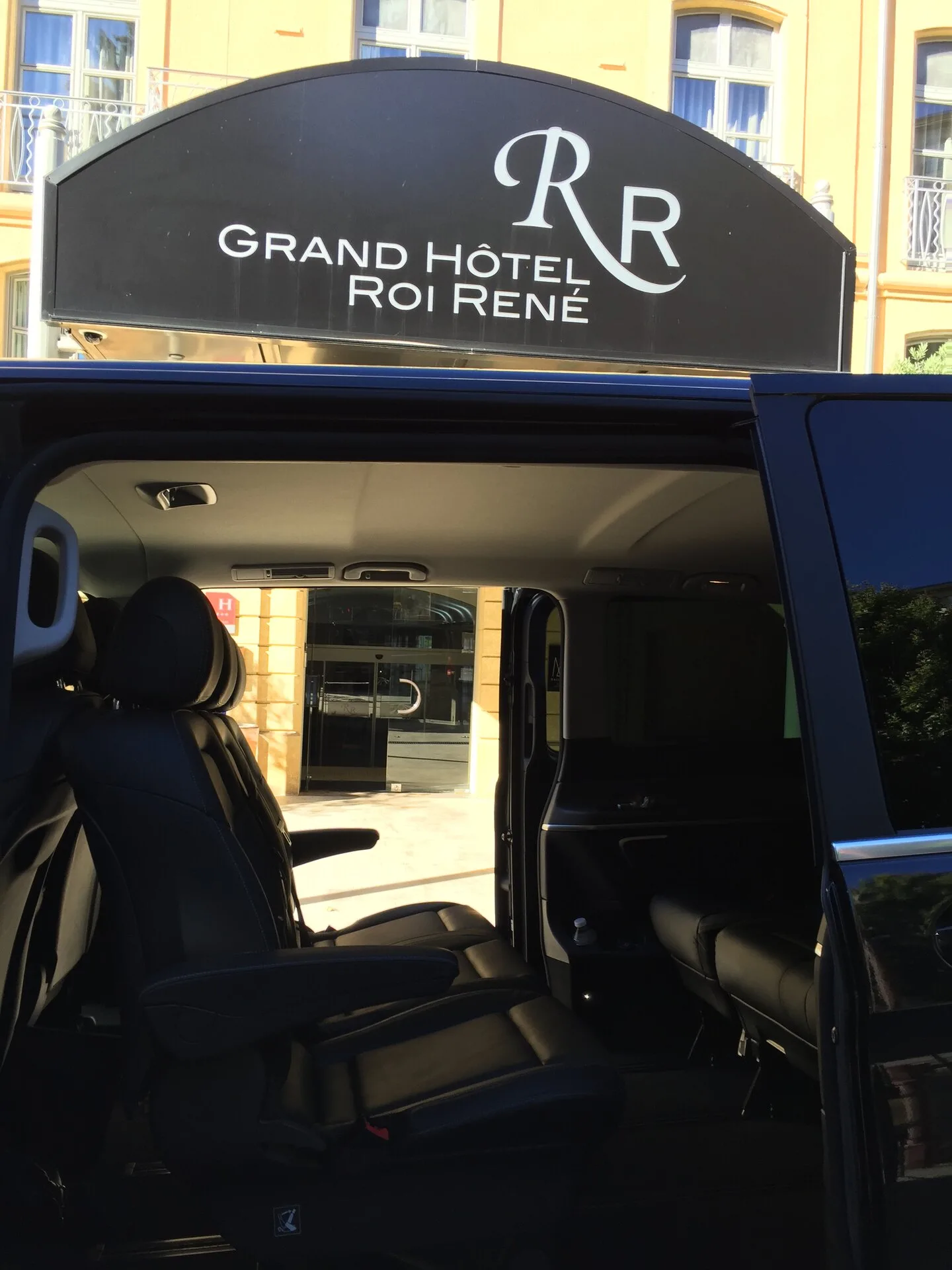 Marseille Transfert VIP: Mercedes Vito with driver in Marseille
